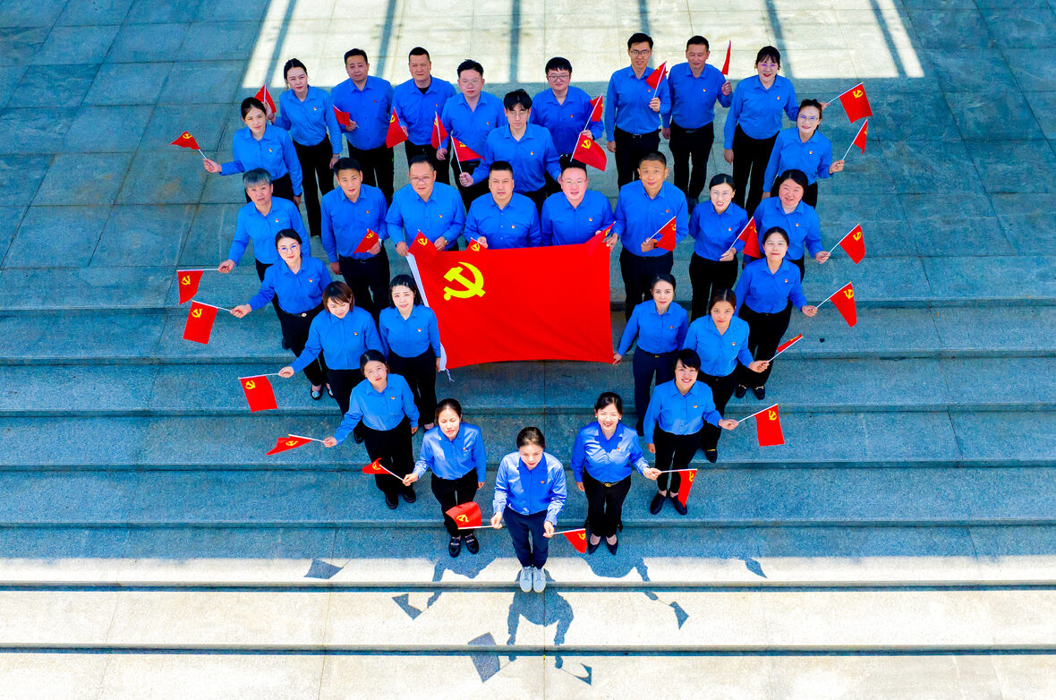 我與黨旗合個影 | 凌云建裝擔使命！